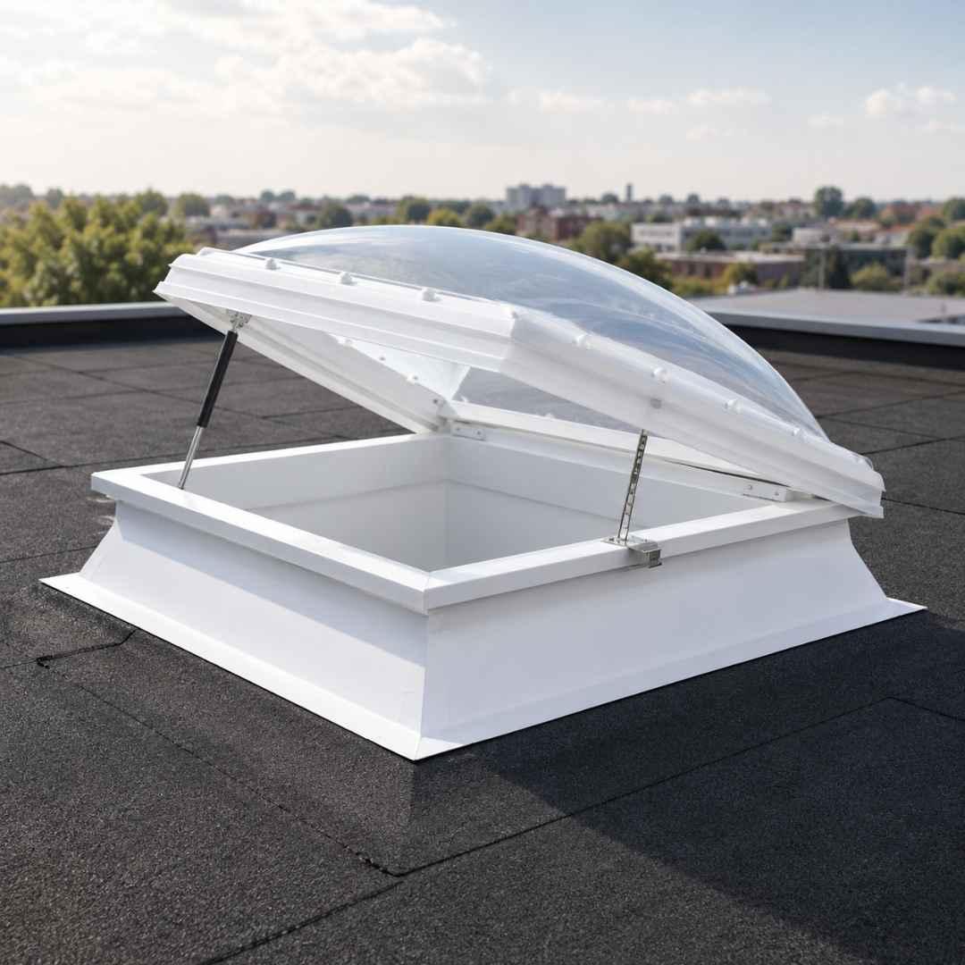 Geopende heldere lichtkoepel met ventilatie-unit op een witte opstand op een plat dak